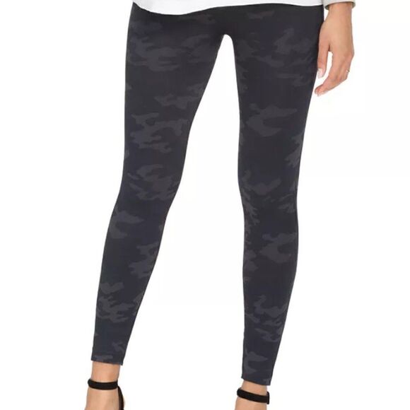 NWT SPANX Look at Me Now Leggings Black Camo Size Small - Picture 1 of 8